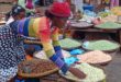 Essen auf Madagaskar: Frau auf Gewürzmarkt
